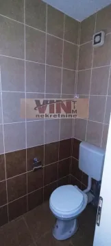 Manje kupatilo obloženo keramičkim pločicama sa WC šoljom. - image 5