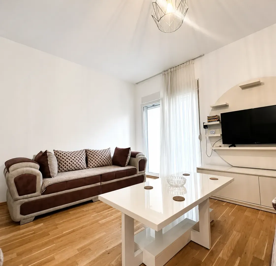 Izdavanje, dvosoban stan, 72m², Blok 9, Podgorica