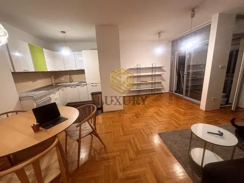 Dnevni boravak sa trpezarijom i kuhinjom otvorenog plana. - image 5