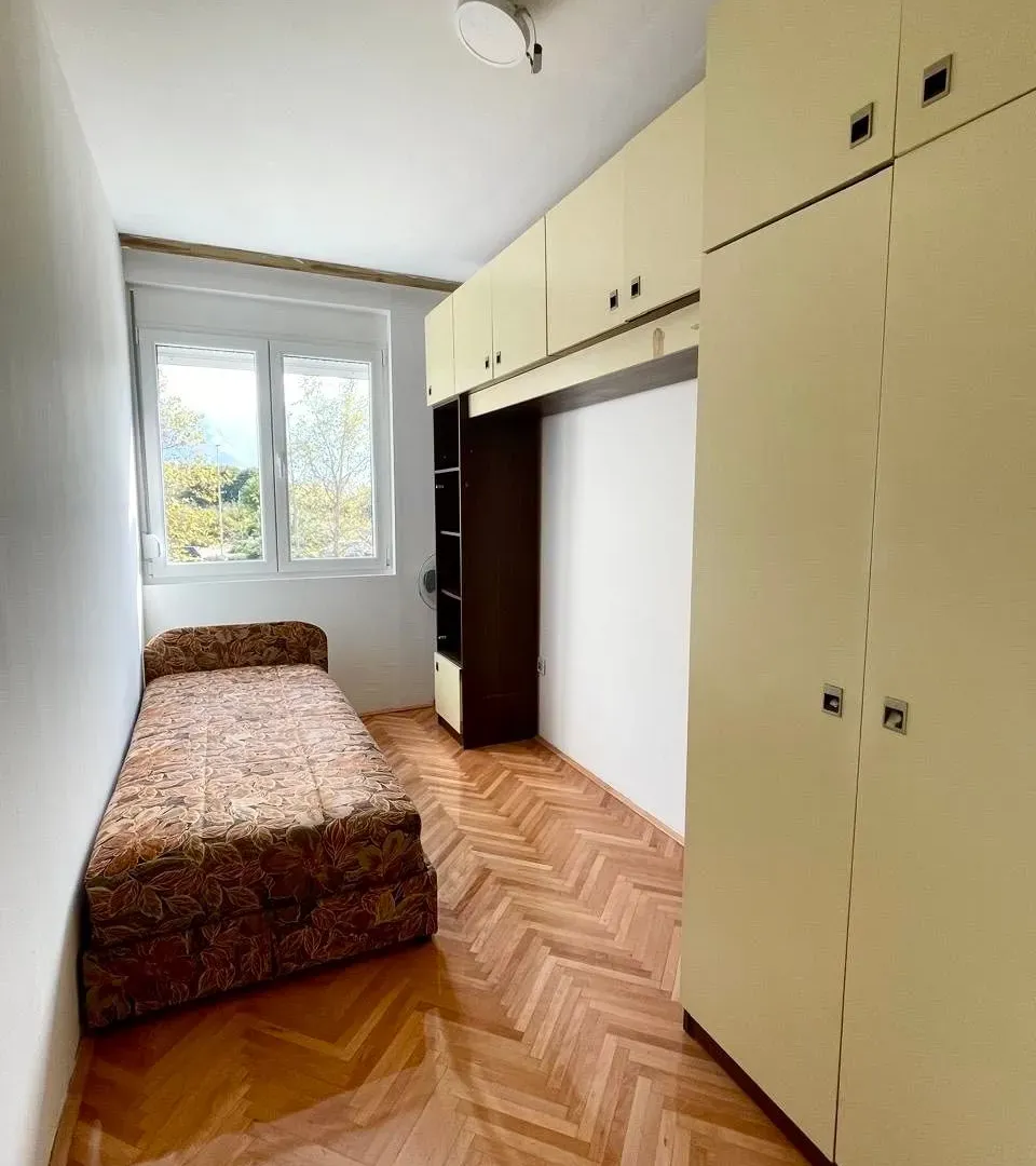 Izdavanje, dvosoban stan, 67m², Centar, Bar
