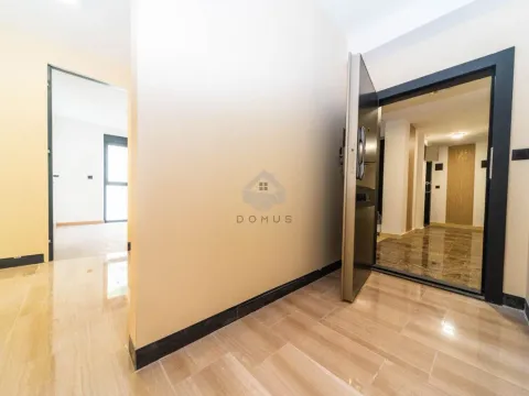 Izdavanje, trosoban stan, 111m², Vezirov Most, Podgorica - image 15