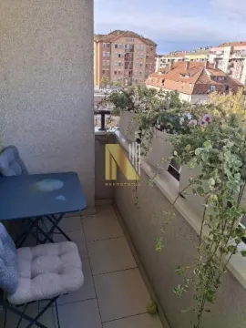 Manji namešteni balkon sa stolom, stolicama i ukrasnim biljkama. - image 11