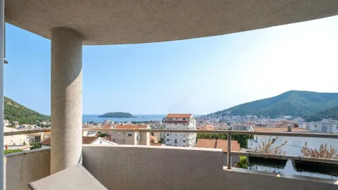 Pogled na grad, brda i more sa osunčane terase. - image 29