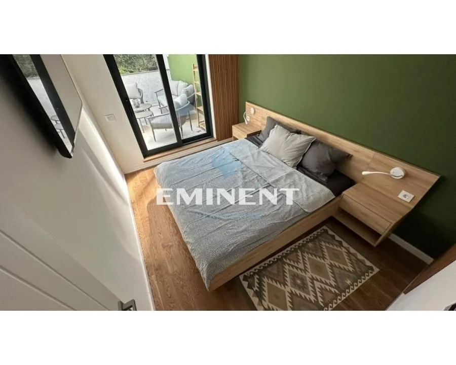 Furnished bedroom with a double bed and access to the terrace.
