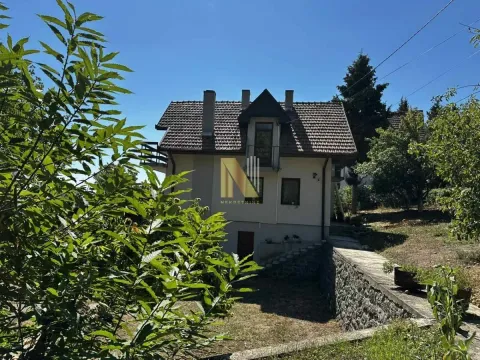 Pogled na spoljašnjost kuće sa dvorištem i zelenilom. - image 13