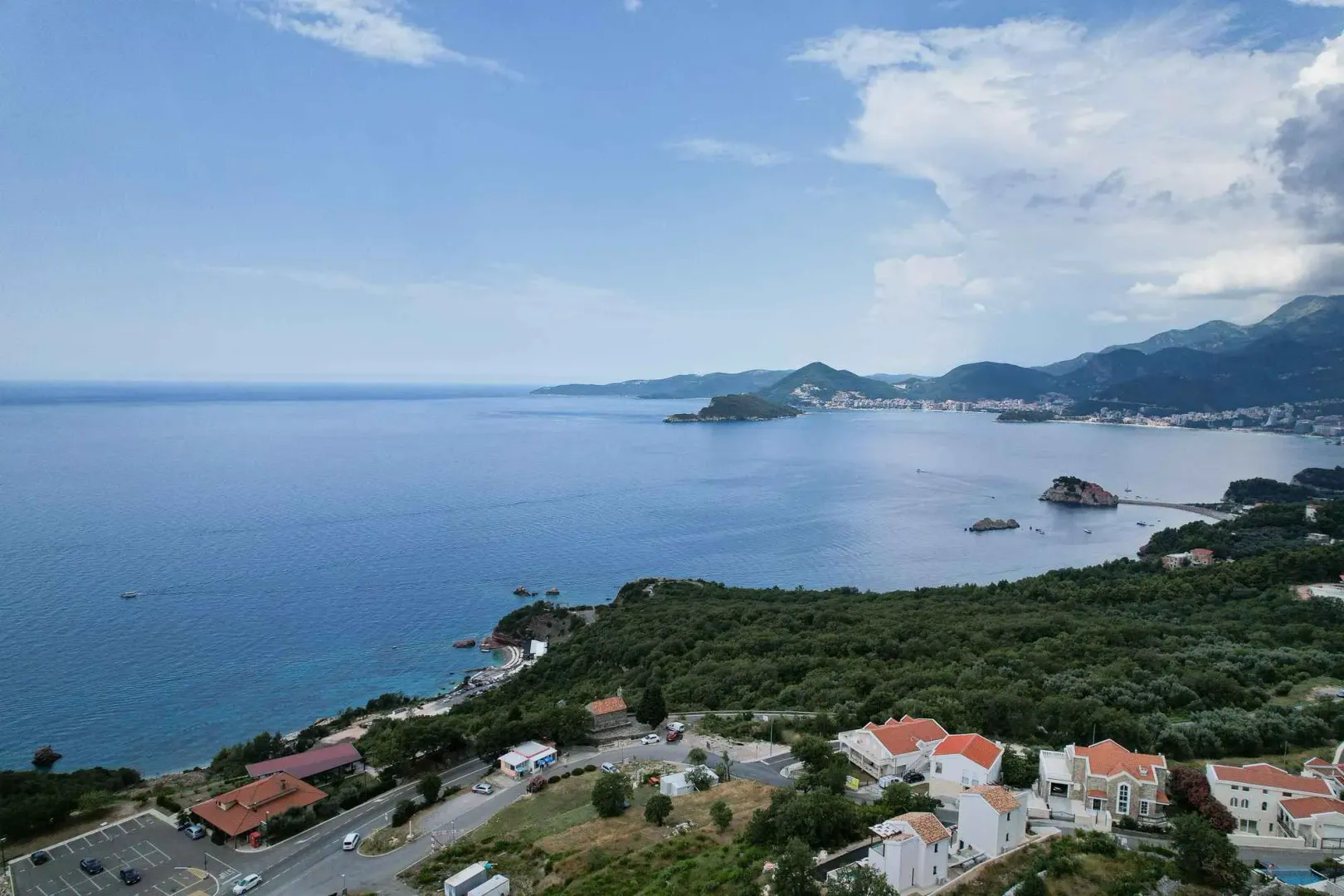 Pogled iz ptičije perspektive na obalu, more i okolno naselje.
