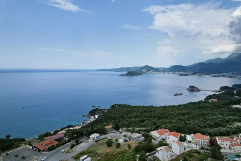 Pogled iz ptičije perspektive na obalu, more i okolno naselje. - image 43