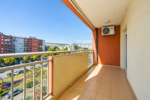 Prostrana terasa sa pogledom na naselje i parking. - image 26