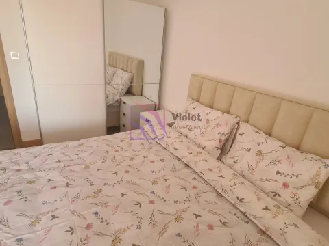 Namještena spavaća soba sa bračnim krevetom i ugradnim ormarom. - image 6