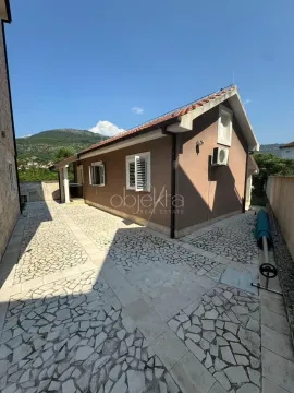 Bočni pogled na kuću sa popločanim dvorištem i pogledom na brda. - image 5