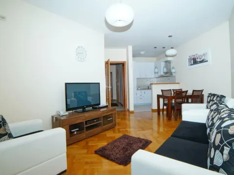 Izdavanje, jednosoban stan, 58m², Centar, Bar - image 3