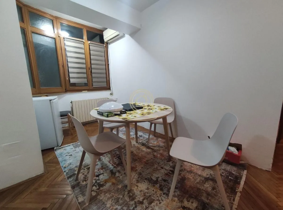 Izdavanje, dvosoban stan, 60m², Centar, Novi Sad