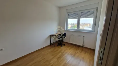Prazna soba sa radnim stolom i prozorom. - image 7
