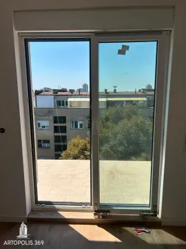 Pogled kroz prozor na okolne zgrade i gradski pejzaž. - image 8