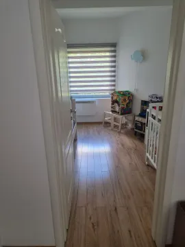 Dječja soba sa krevetcem, igračkama i laminatnim podom. - image 9