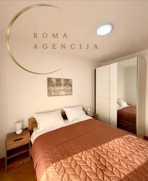 Furnished bedroom with a double bed and a large mirrored wardrobe. - image 8