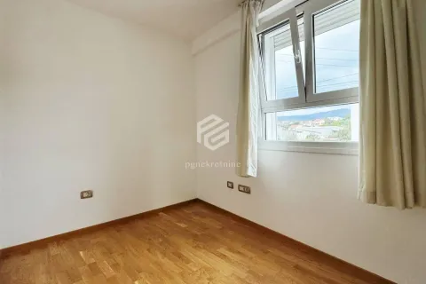 Prazna soba sa parketom i prozorom koji gleda na okolinu. - image 8