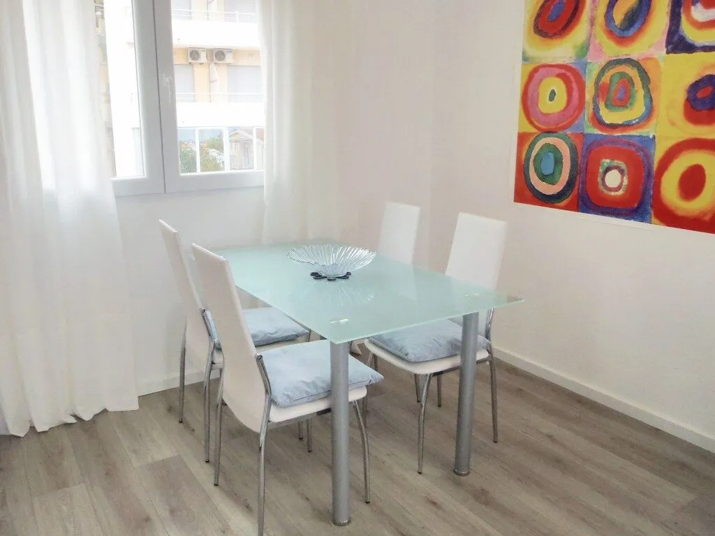 Izdavanje, jednosoban stan, 90m², Lazi, Budva