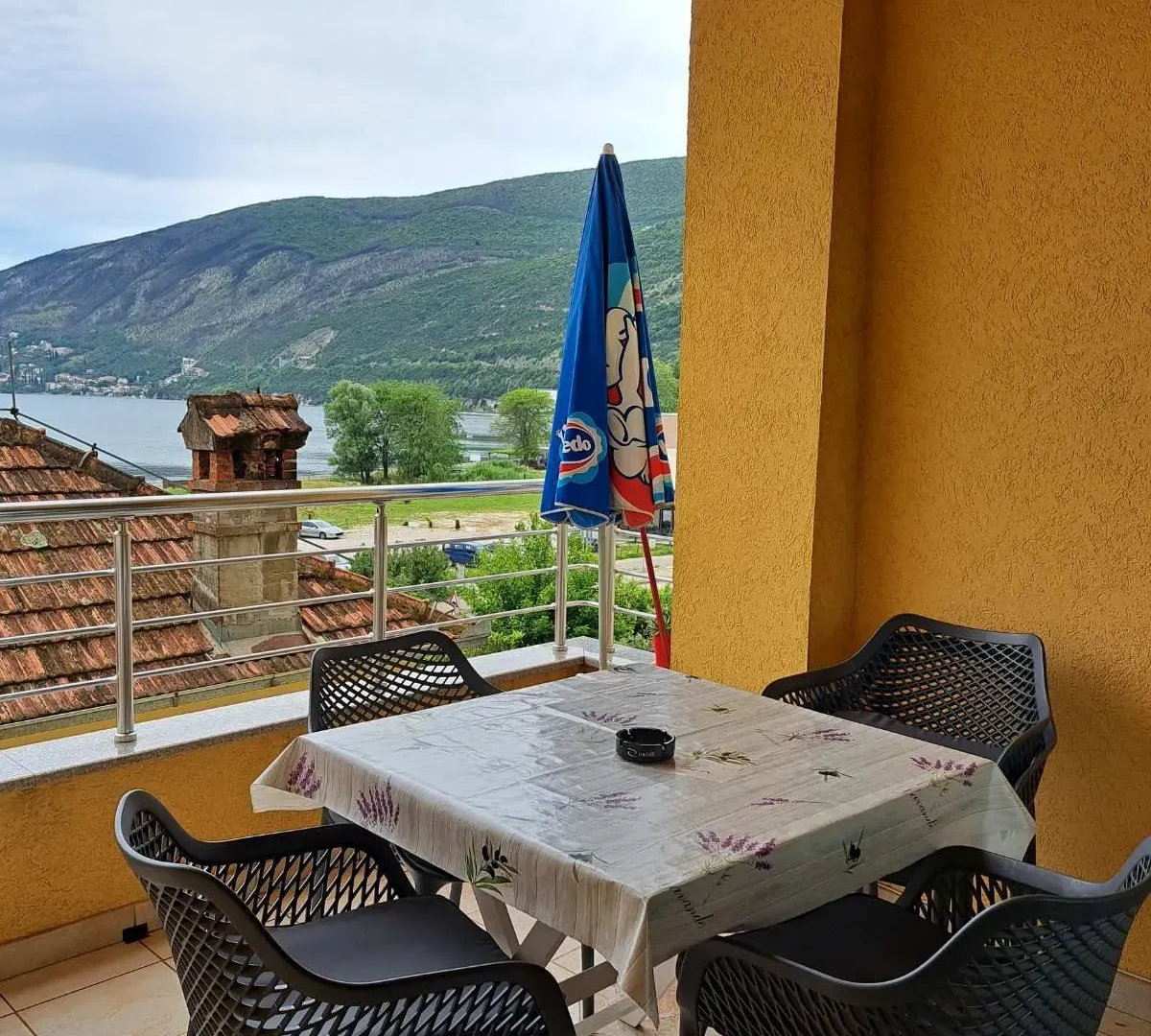 Izdavanje, dvosoban stan, 47m², Igalo, Herceg Novi