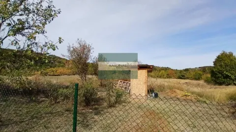 Pogled na ograđeno dvorište i prirodu sa pomoćnim objektom. - image 10