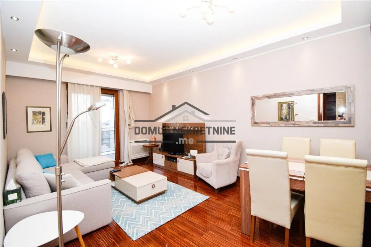 Izdavanje, dvosoban stan, 70m², Gorica C, Podgorica