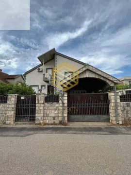 Spoljašnji izgled kuće sa dvorišnom kapijom i kamenom ogradom. - image 4