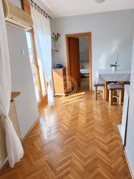 Dnevna soba sa trpezarijskim stolom, parketom i izlazom na terasu. - image 4