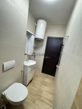 Manje kupatilo sa umivaonikom, WC šoljom i bojlerom. - image 6