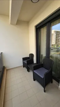 Natkriveni balkoni sa garniturom za sjedenje i pogledom na okolinu. - image 10