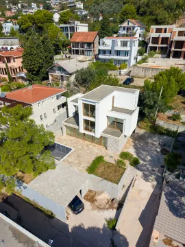 Pogled iz vazduha na modernu kuću sa dvorištem i okruženjem. - image 2