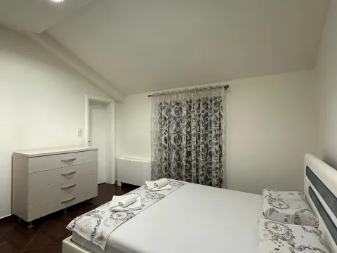 Izdavanje, trosoban stan, 130m², Centar, Tivat - image 15