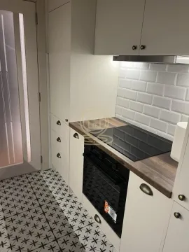 Kuhinja sa ugradnom rernom, ploča za kuvanje i belim elementima. - image 6