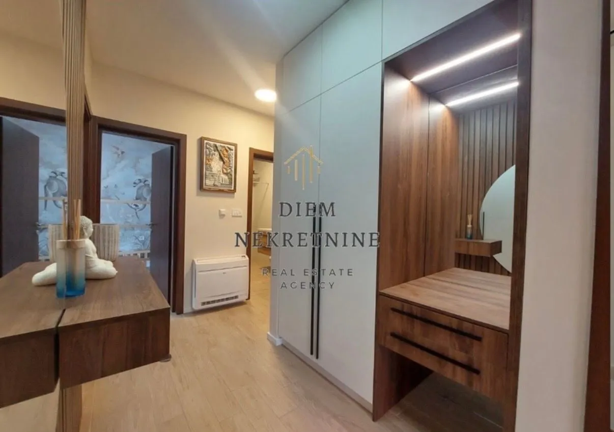 Izdavanje, trosoban stan, 86m², Radanovići, Kotor