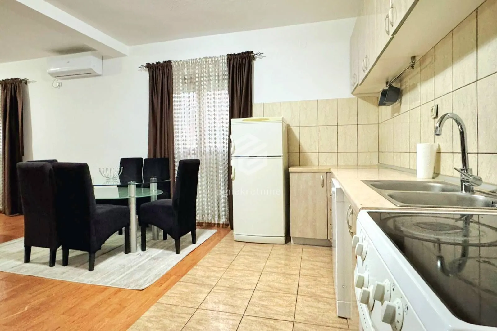 Izdavanje, trosoban stan, 110m², Masline, Podgorica