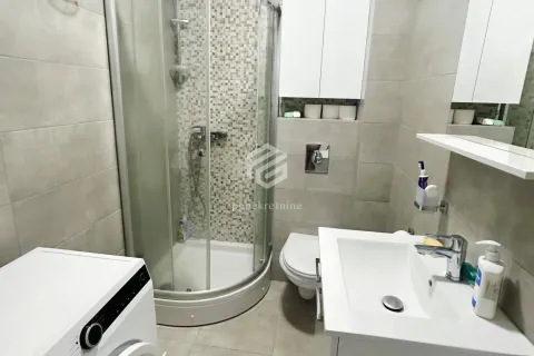 Savremeno opremljeno kupatilo sa tuš kabinom, umivaonikom i ugrađenom sanitarijom. - image 5
