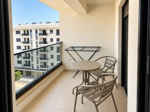 Namtještena terasa sa stolom, stolicama i sušilicom za veš. - image 5