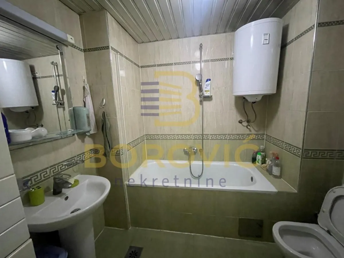 Manje kupatilo sa kadom, umivaonikom i wc šoljom.