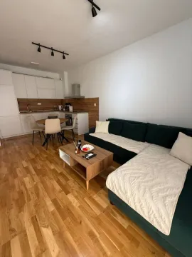 Dnevni boravak sa garniturom i trpezarijom u sklopu kuhinje. - image 3