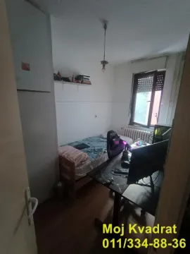 Manja spavaća soba sa krevetom i radnim stolom sa računarom. - image 3