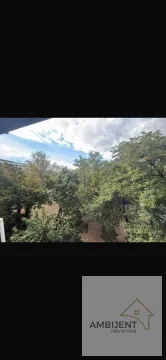 Pogled sa prozora na drveće i zelenilo. - image 3