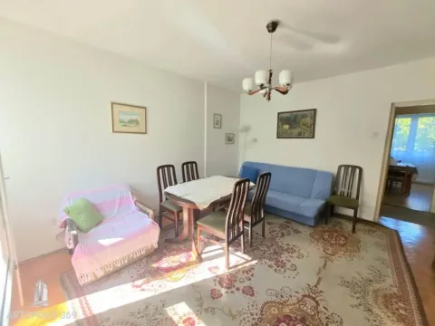 Dnevna soba sa garniturom za sedenje, trpezarijskim stolom i tepihom. - image 3