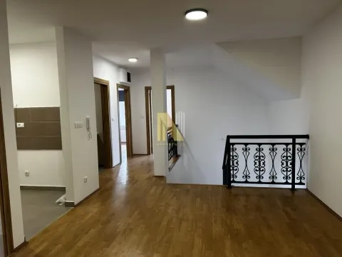 Prodaja, četvorosoban stan, 80m², Mišeluk, Petrovaradin - image 1