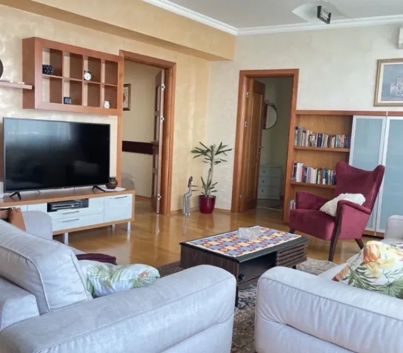 Izdavanje, dvosoban stan, 100m², Centar, Podgorica