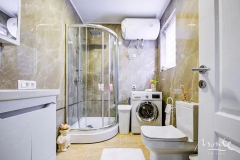 Kompaktno kupatilo sa tuš kabinom, umivaonikom, veš mašinom i wc šoljom. - image 14