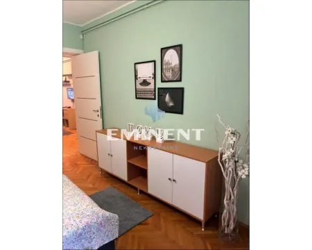 Spavaća soba sa zelenim zidovima, komodom i parketom. - image 7