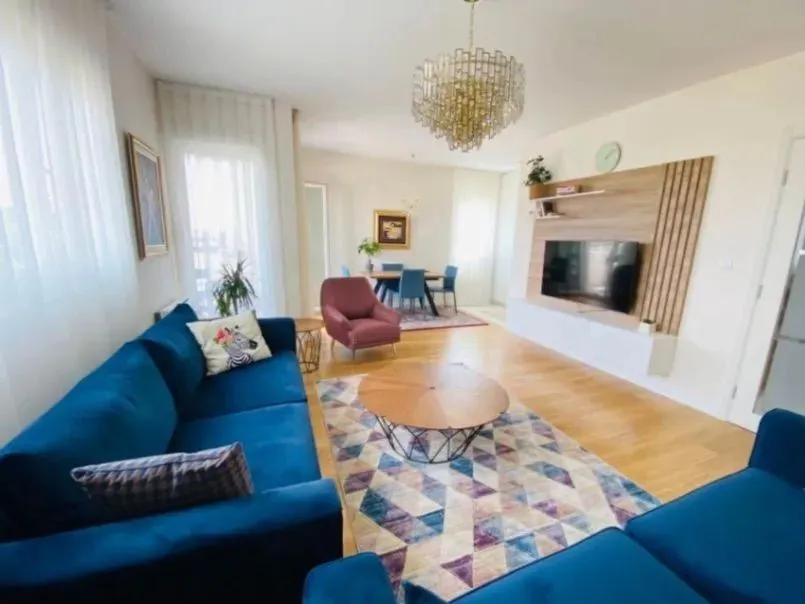 Izdavanje, trosoban stan, 96m², Central Point, Podgorica