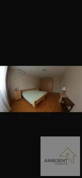 Nameštena spavaća soba sa bračnim krevetom, ormarom i parketom na podu. - image 9