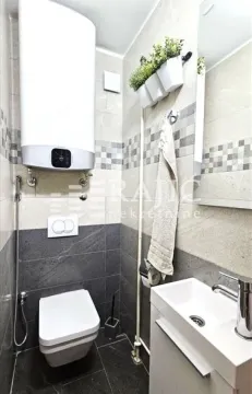 Manje kupatilo sa tušem, umivaonikom i bojlerom. - image 12