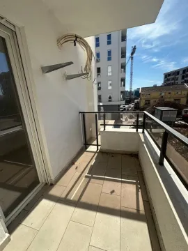 Nenamješten balkon sa pogledom na susjedne zgrade i gradilište. - image 5