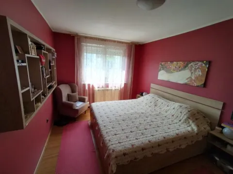 Spavaća soba sa bračnim krevetom, foteljom i zidnim policama. - image 14